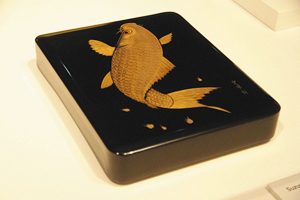 前史雄さんの「沈金鯉の図硯箱」＝いずれも金沢市東山の安江金箔工芸館で