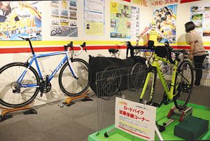 劇中で使用された自転車のレプリカを並べ、ロードバイクの試乗ができるＰＲ展＝浜松市中区のザ・ゲート・ハママツで