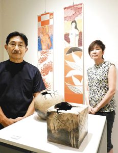 ひび割れを作った陶器を出品した竹内さん（左）と和モダンタペストリーといった雰囲気の掛け軸作品を展示した神谷さん＝いずれも名古屋市西区則武新町３のノリタケの森ギャラリーで