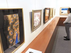 東京芸術大出身の作家１２人の日本画が並ぶ展示＝名古屋市中区栄２の岩勝画廊で