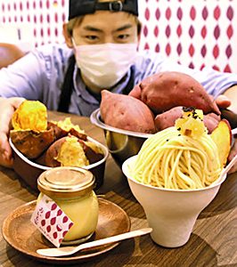 五郎島金時を使った「おいも家」のモンブランやプリン、焼き芋＝金沢市の近江町市場で