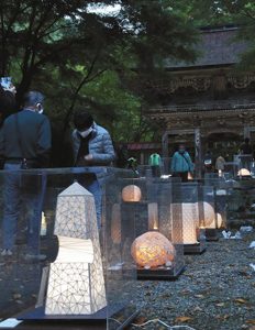 あかりアートと緑のモミジの対比を楽しむ見物客＝美濃市大矢田の大矢田神社で
