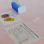 PCR検査では唾液を採取して提出する。唾液が出やすいようにレモン、梅干などの写真が張られていた。