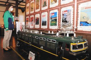 トワイライトエクスプレスの模型やＪＴＢ時刻表の表紙パネルなどを展示している敦賀鉄道資料館＝敦賀市港町で