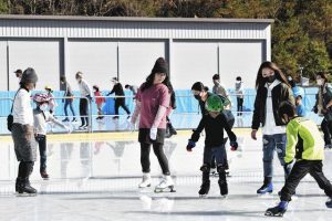 今季の初滑りを楽しむ来場者ら＝恵那市武並町の県クリスタルパーク恵那スケート場で