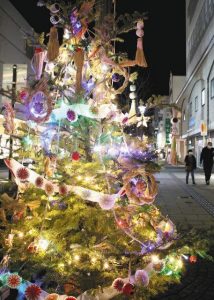 松本てまりをモチーフにした飾りのクリスマスツリー＝松本市中央の伊勢町通りで