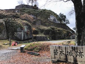 苗木城跡。巨岩と石垣の組み合わせが美しい＝いずれも岐阜県中津川市で