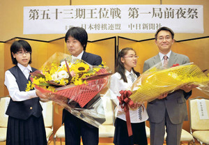 地元の中学生から花束を贈られる羽生善治王位（右端）と藤井猛９段（右から３人目）＝松本市の「ホテルおもと」で