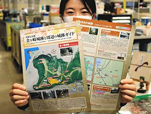 金ケ崎城跡周辺の地図と遺構を紹介するガイドマップ＝敦賀市役所で