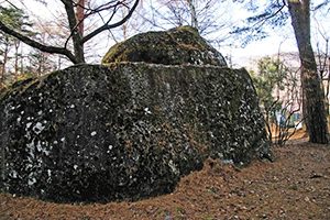 大きな岩を横向きに両断したようにも見える「重ね石」＝いずれも駒ケ根市の切石公園で（市提供）