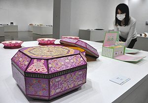 韓紙を使った色鮮やかな作品が並ぶ会場＝金沢２１世紀美術館で