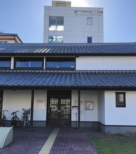 市新世紀工芸館では、企画展や陶芸の製作現場などが見られる＝いずれも愛知県瀬戸市で