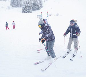 初滑りを楽しむスキーヤーたち＝黒部市宇奈月温泉スキー場で
