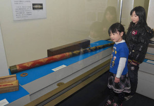岩橋善兵衛の作った望遠鏡を眺める子どもたち＝富山市科学博物館で