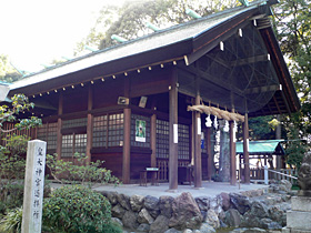 皇大神宮遥拝所（左方）に隣接する酒見神社の拝殿
