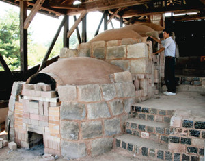 ２３年ぶりに改修された登り窯＝能美市九谷焼陶芸館で