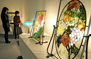 癒やしの空間を表現するステンドグラス作品＝津市の県立美術館県民ギャラリーで