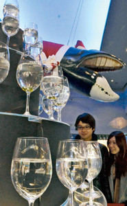 小魚などが入ったワイングラスで形作った光のグラスツリー＝鳥羽市の鳥羽水族館で