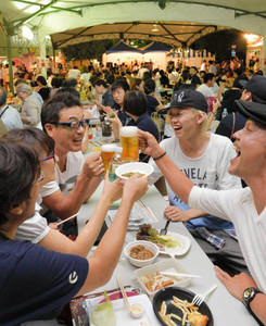 生ビールや料理を楽しむ人たち＝松本市中央西公園で