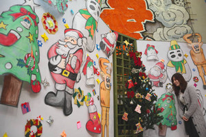 きらびやかな凧が、クリスマスムードを盛り上げている＝東近江市の東近江大凧会館で