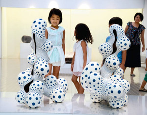 陶芸家、中島晴美さんの作品「苦闘する形態」に見入る子どもたち＝多治見市東町の県現代陶芸美術館で