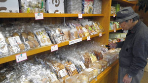 さまざまなせんべいが並ぶ八百津せんべい本舗の店内＝いずれも岐阜県八百津町で