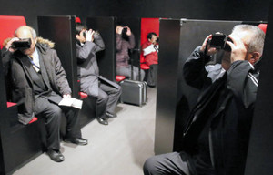 仮想現実技術を用いた撮影スタジオ体験コーナー＝上田市の大河ドラマ館で