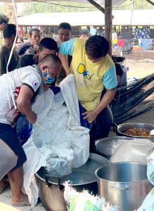 ９日、タイ北西部メソトで、炊きたての米を運んできたボランティアグループ