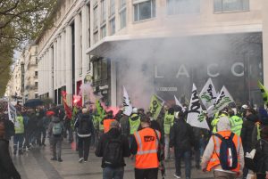 ４月中旬、パリのシャンゼリゼ通りを行進するデモ隊＝谷悠己撮影