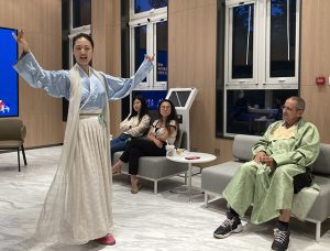 北京で開かれた講座で「漢服」を披露する女性（左）＝中国・北京市で