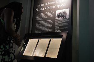 ８月下旬、ワシントンの国立アフリカ系米国人歴史文化博物館で展示されたキング牧師の演説原稿
