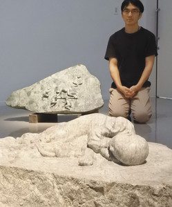 非運な幼少期を送った女性の物語を石彫作品にした平田さん＝名古屋市東区大幸南１の市民ギャラリー矢田で