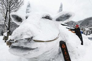 町内会のメンバーらが手作りした牛の巨大雪像＝高山市朝日町桑之島で