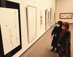 流麗な淡墨の書作品が並ぶ展示＝名古屋・栄の県美術館ギャラリーで