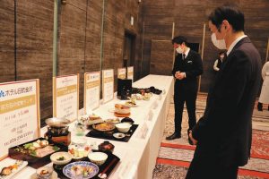 ７つのホテルが地元食材を使い、提供する料理＝金沢市本町で