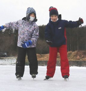 スケートを楽しむ子どもたち＝箕輪町中箕輪の町営上古田運動場で