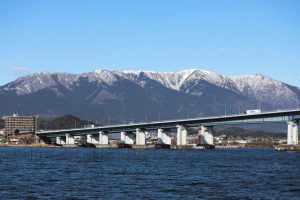 比良山系と琵琶湖大橋を間近に楽しめる雪見船クルーズ
