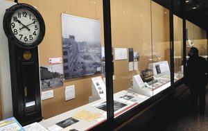 明治時代の名古屋駅で使われたという柱時計などが並ぶ会場＝名古屋市博物館で