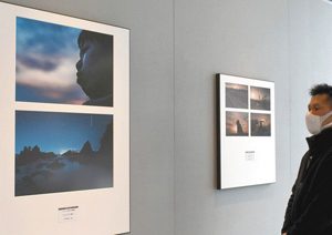 最高賞の長岡賞に選ばれた作品（左）＝高岡市のミュゼふくおかカメラ館で