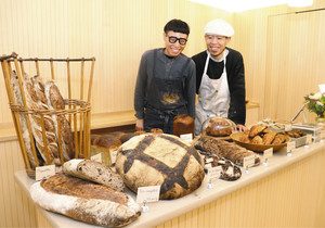 小麦の風味豊かなパンを手掛ける長屋圭尚さん（右）と由香里さん