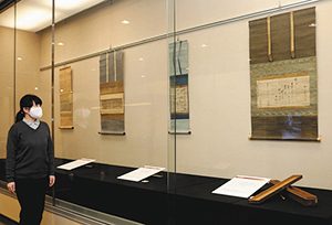 能順が保管していた書状などが展示されている会場＝小松市立博物館で
