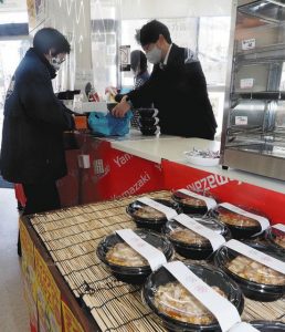 特製親子丼（手前）の販売でスタートしたテイクアウトマルシェ＝入善町のＹショップ入善駅前店で