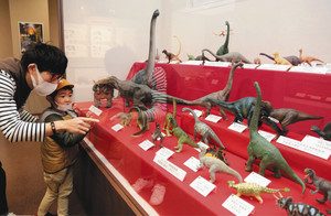 恐竜の模型など科学に関連する展示が並ぶ企画展＝笠松町歴史未来館で