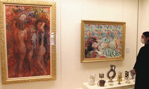 裸婦と花を描いた「レ・トロワ・グラース」（左）などの作品が並ぶ会場＝小松市宮本三郎ふるさと館で