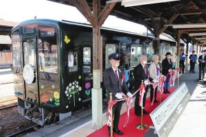 「花のリレー・プロジェクト」ＰＲ列車の出発式を行う関係者ら＝天竜二俣駅で