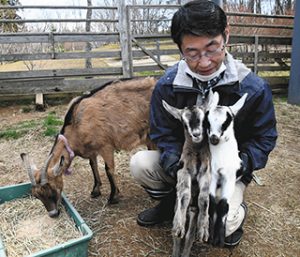 橋爪和夫店長に抱えられた双子のヤギと母親のあずき＝のと里山海道の別所岳ＳＡで