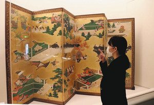 左上部分に光源氏が野宮を訪れる場面を描いた源氏物語図屏風