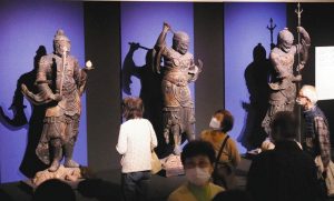 「みほとけのキセキ　遠州・三河の寺宝展」が始まり、迫力ある仏像が数多く展示されている会場＝浜松市中区の市美術館で