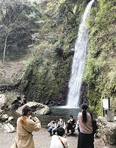 多くの人が記念写真を撮る養老の滝