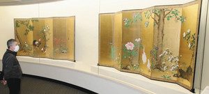 日本画の大きな屛風の作品などが並ぶ会場＝小松市本陣記念美術館で